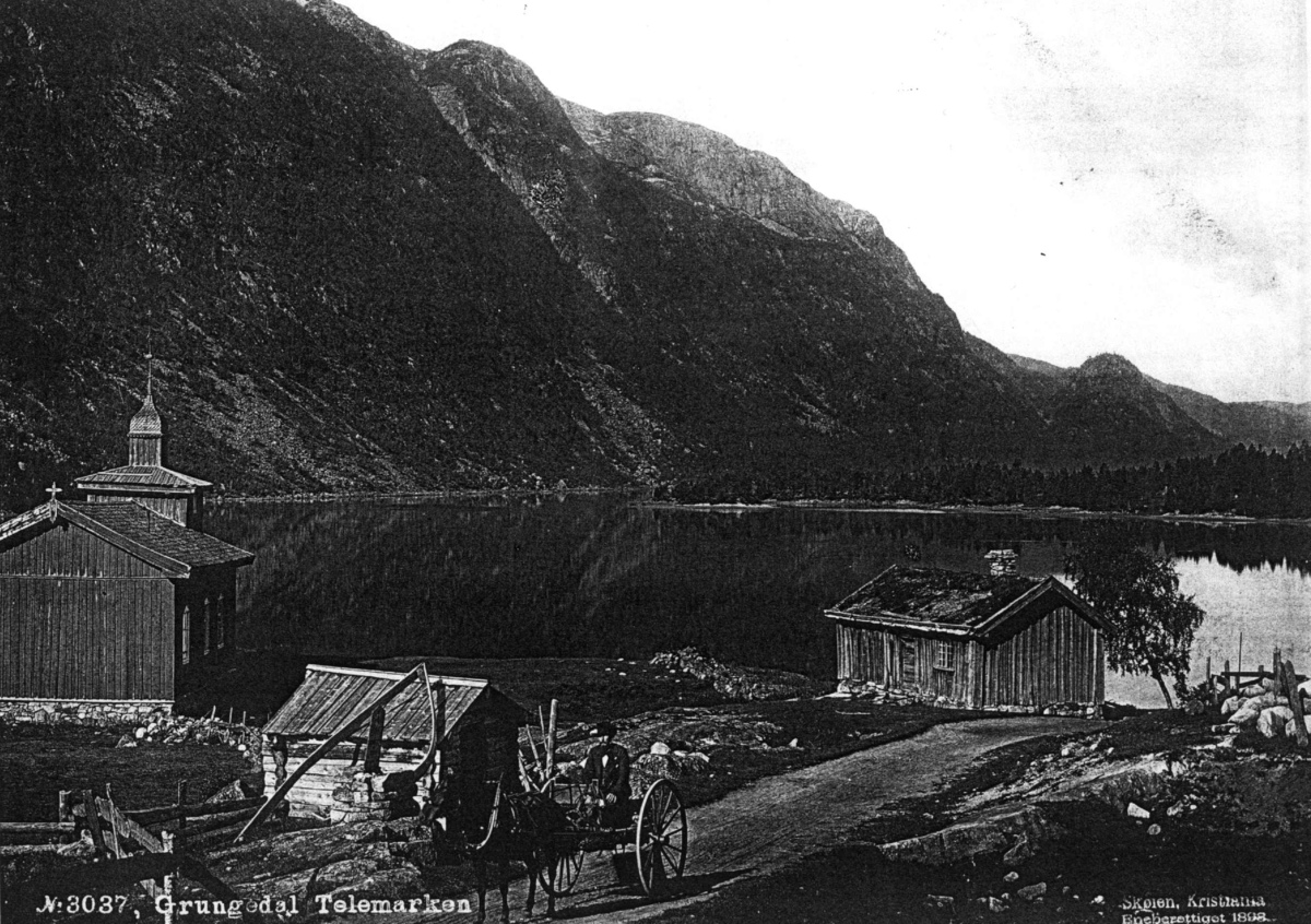 Marthinius Skøien, Grungedal kirke, Vinje, Telemark. Veiparti med hestekjøretøy.