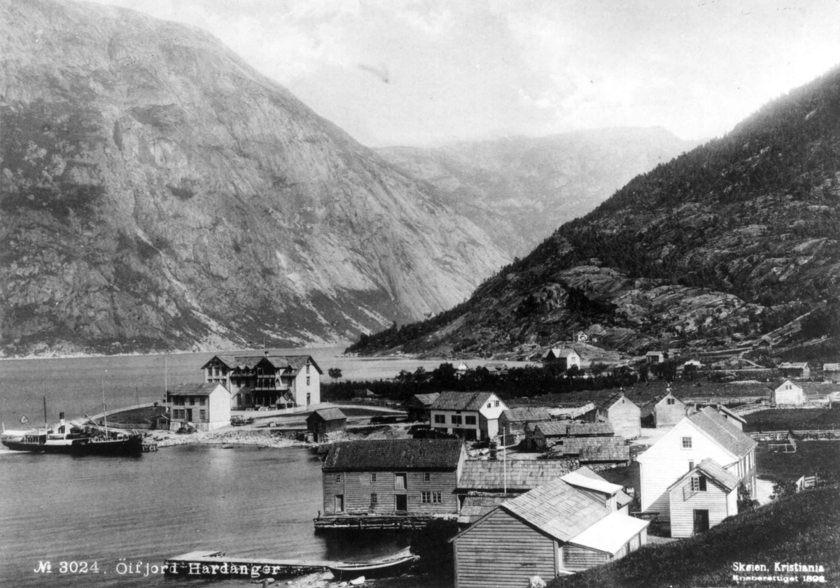 Marthinius Skøien, Eidfjord, Hardanger, Hordaland. Oversiktbilde tettsted med havneparti.