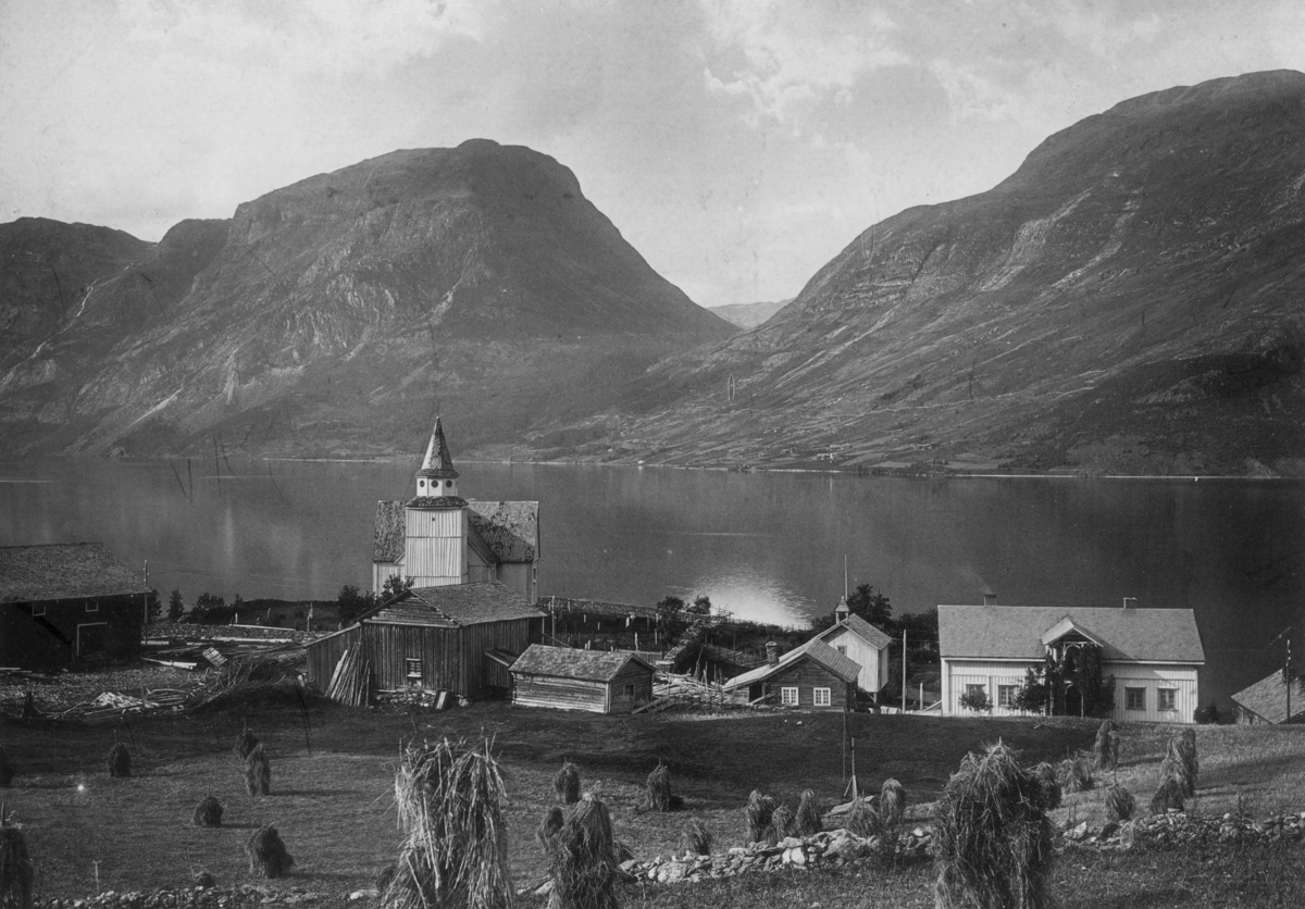 Marthinius Skøien, Vang kirke, Vang, Oppland, med bebyggelse omkring.
