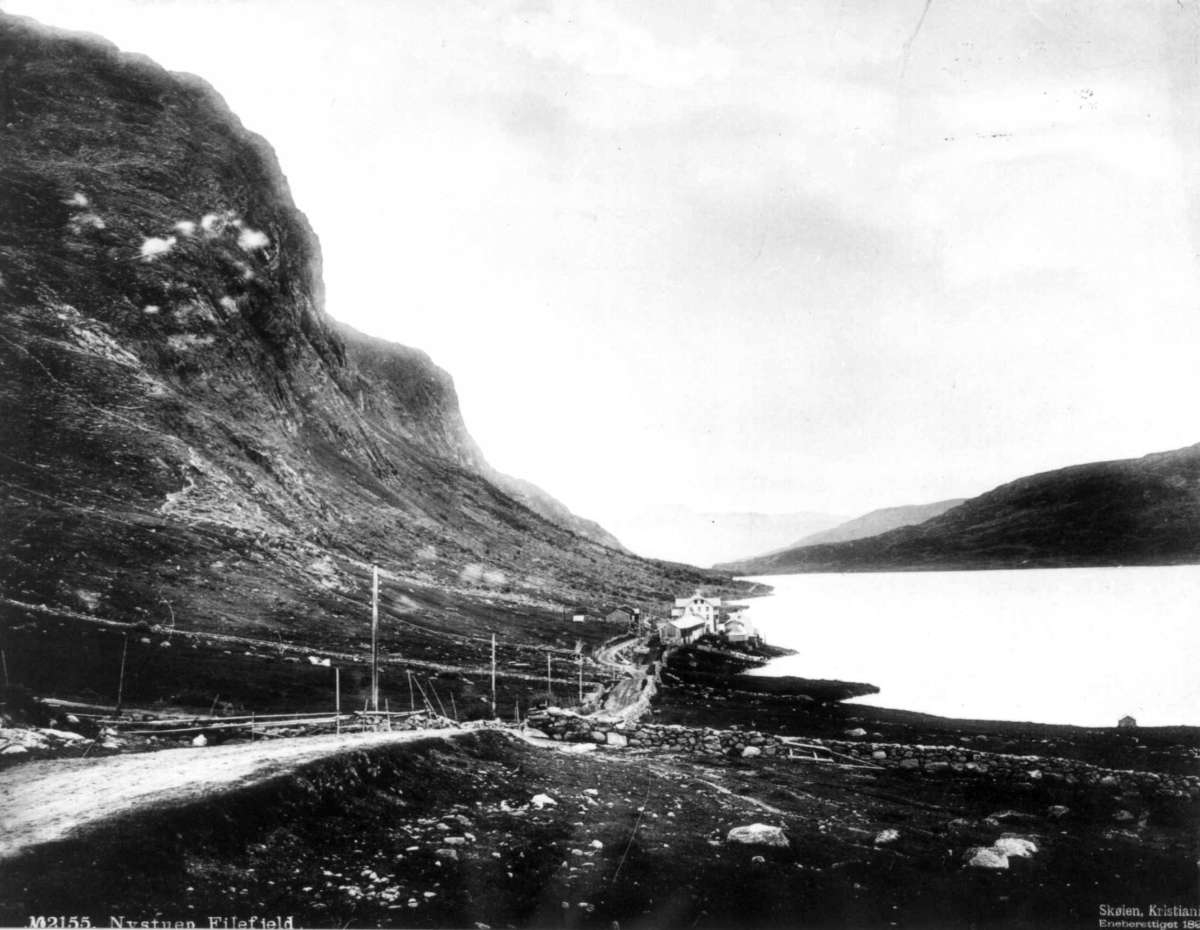 Marthinius Skøien, Nystuen, Filefjell, Vang, Oppland. Veiparti i forgrunnen.