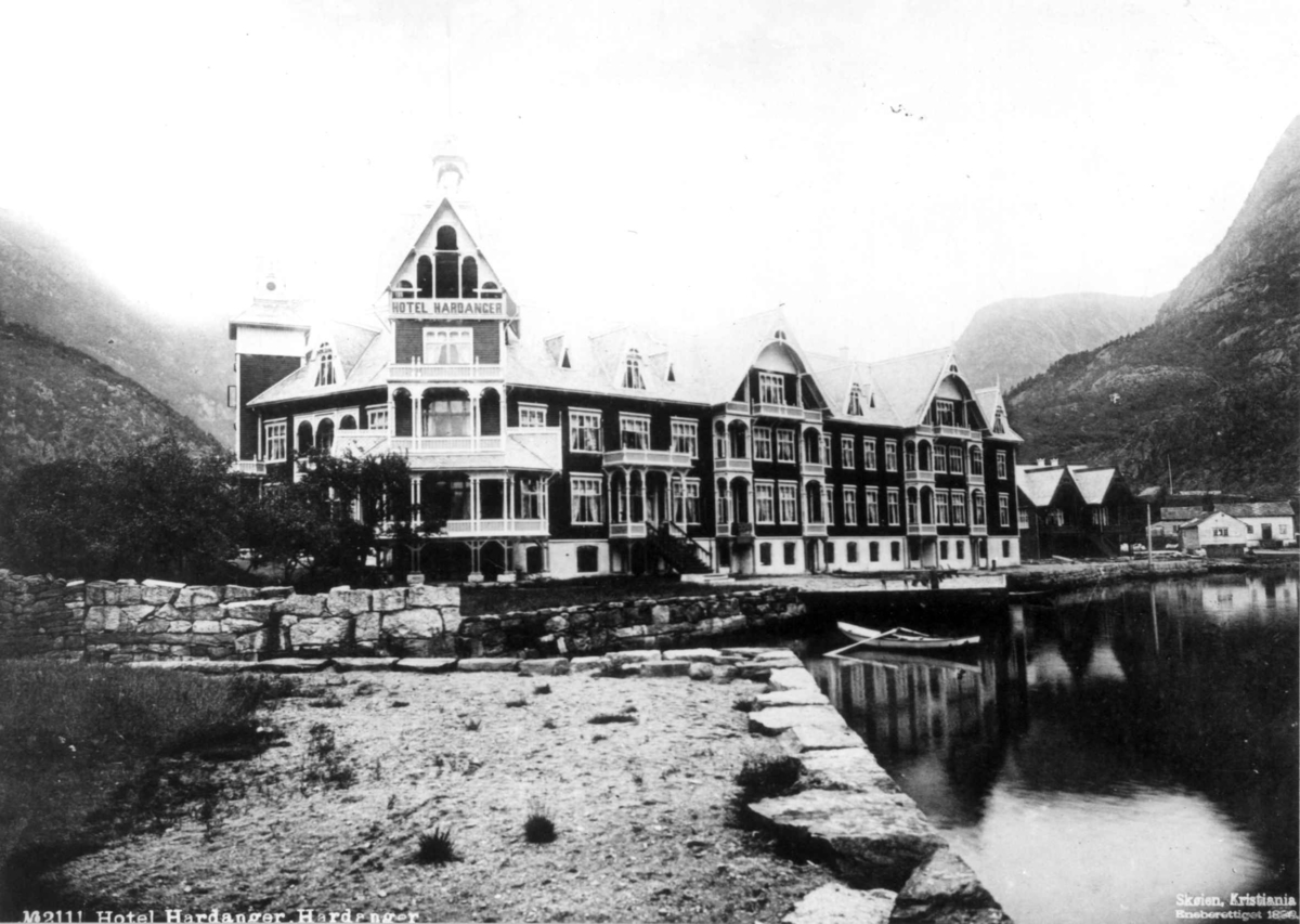Marthinius Skøien, Hotel Hardanger, Odda, Hordaland, med bryggeparti og robåt.