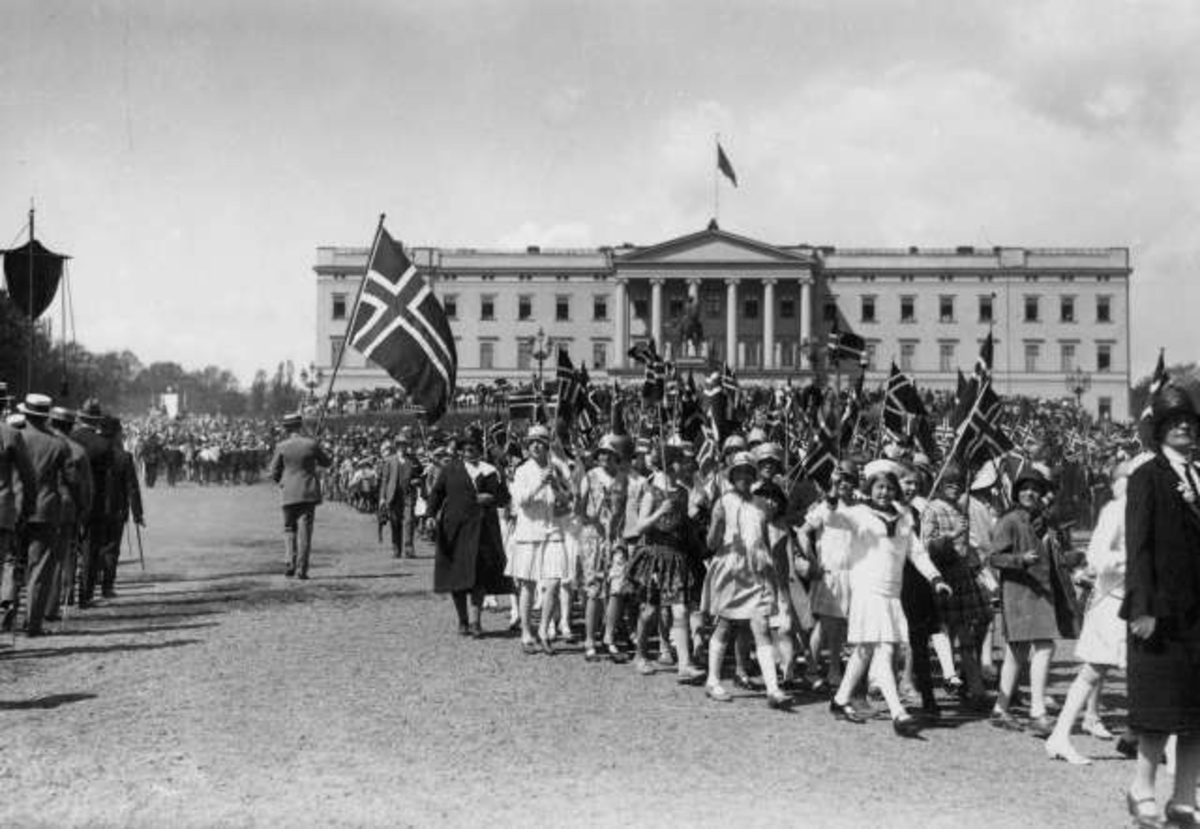 Hermann Christian Neupert, Oslo. 17. mai-tog 1930. Barn på vei ned fra Slottet. Bærer flagg. Publikum i bakgrunnen.