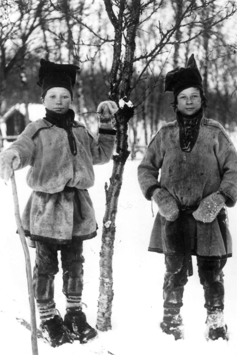 Ellisif Rannveig Wessel, To gutter i samedrakt utendørs vinterstid, Sør-Varanger, Finnmark, før 1900.