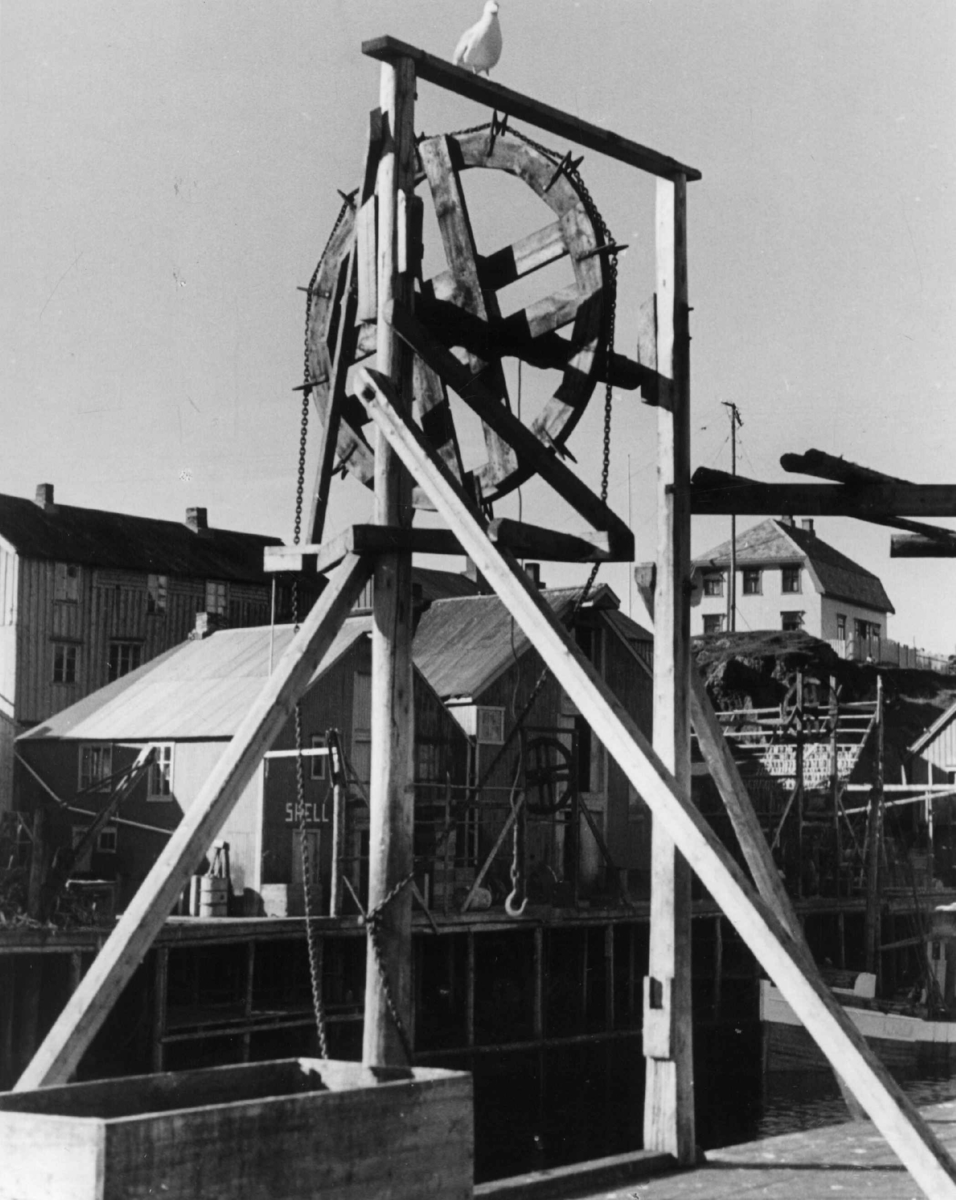 Anders Beer Wilse, Heiskran på kaia i Nyksund, Øksnes kommune, 1938.