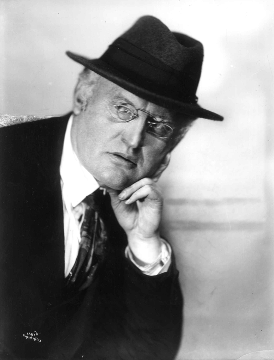 Anders Beer Wilse, Kunstneren og maleren Edvard Munch fotografert av Anders Beer Wilse i 1921. Portrett med hatt.