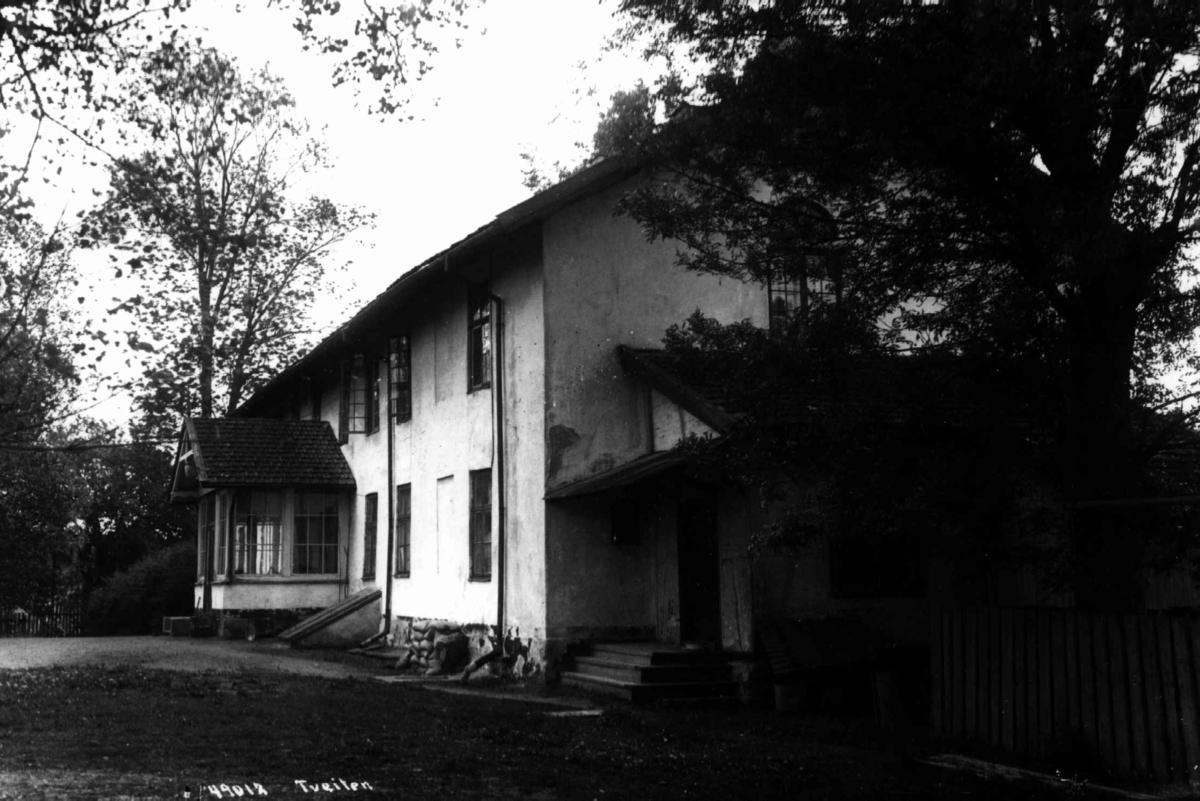Anders Beer Wilse, Tveiten gård, Oslo, Østre aker. Våningshuset og gårdsplassen.