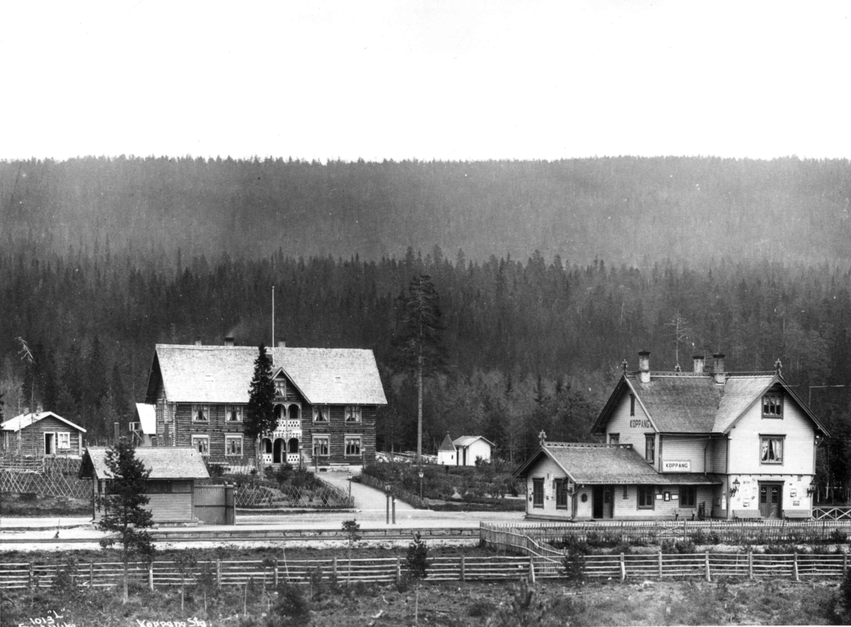 Axel Lindahl, Koppang stasjon, Østerdalen, Hedmark ant. ca. 1885-90. Jernbanestasjonen og Koppang Hotel sett fra den andre siden av jernbanelinja.