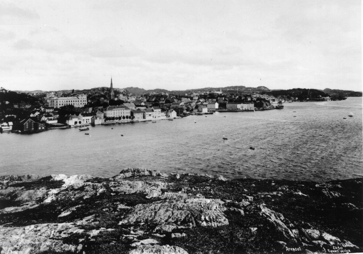 Axel Lindahl, Arendal, sett fra Hisøya mot Tyholmen. Ant. 1888-92, etterat den nye kirken var reist.