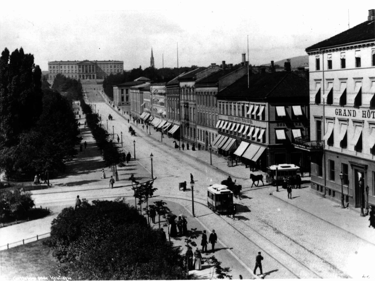 Axel Lindahl, Karl Johans gate, Oslo 1885-92 ca. Fra Grand Hotell mot Slottet.