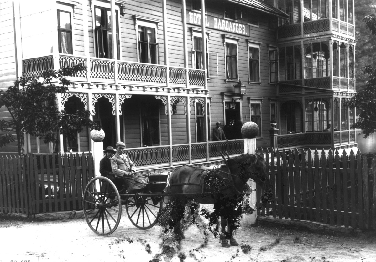 Marthinius Skøien, Hotel Hardanger, Odda, Hordaland. Hestekjøretøy i forgrunnen.