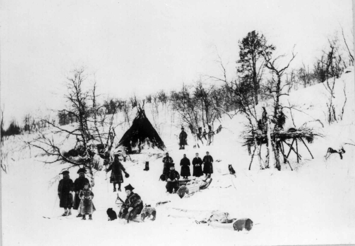 Ellisif Rannveig Wessel, Teltplass med folk og et fjellfinnetelt i fjellet ovenfor Sandnesdalen, Sør-Varanger, Finnmark, 1897.