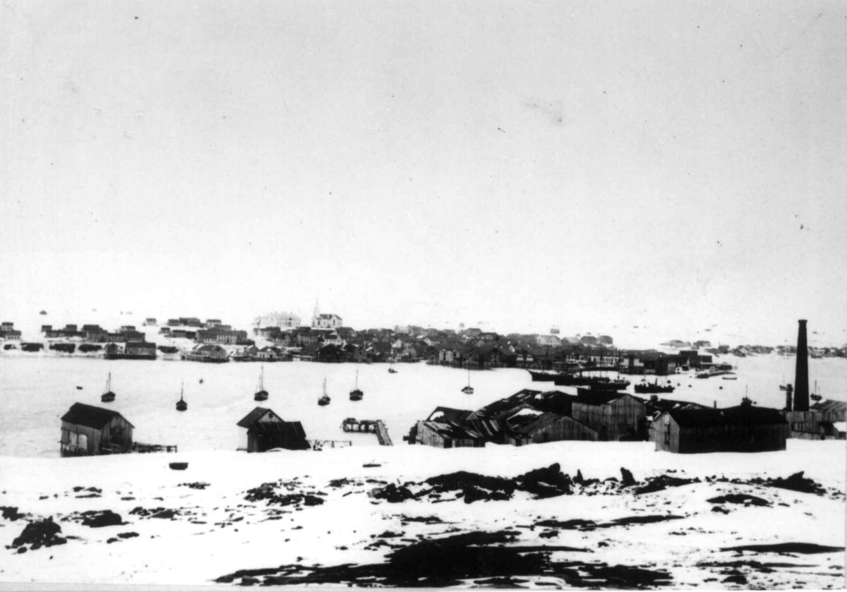 Ellisif Rannveig Wessel, Vadsø, Finnmark. Havneparti med kirke og bebyggelse.