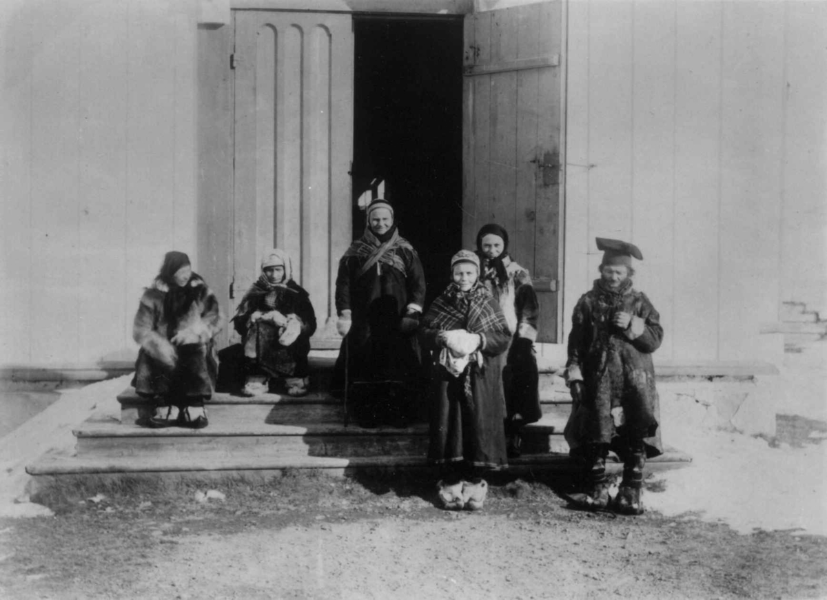 Ellisif Rannveig Wessel, Samer på trappen til Sør-Varanger kirke, Kirkenes, Sør-Varanger, Finnmark, ca. 1900.