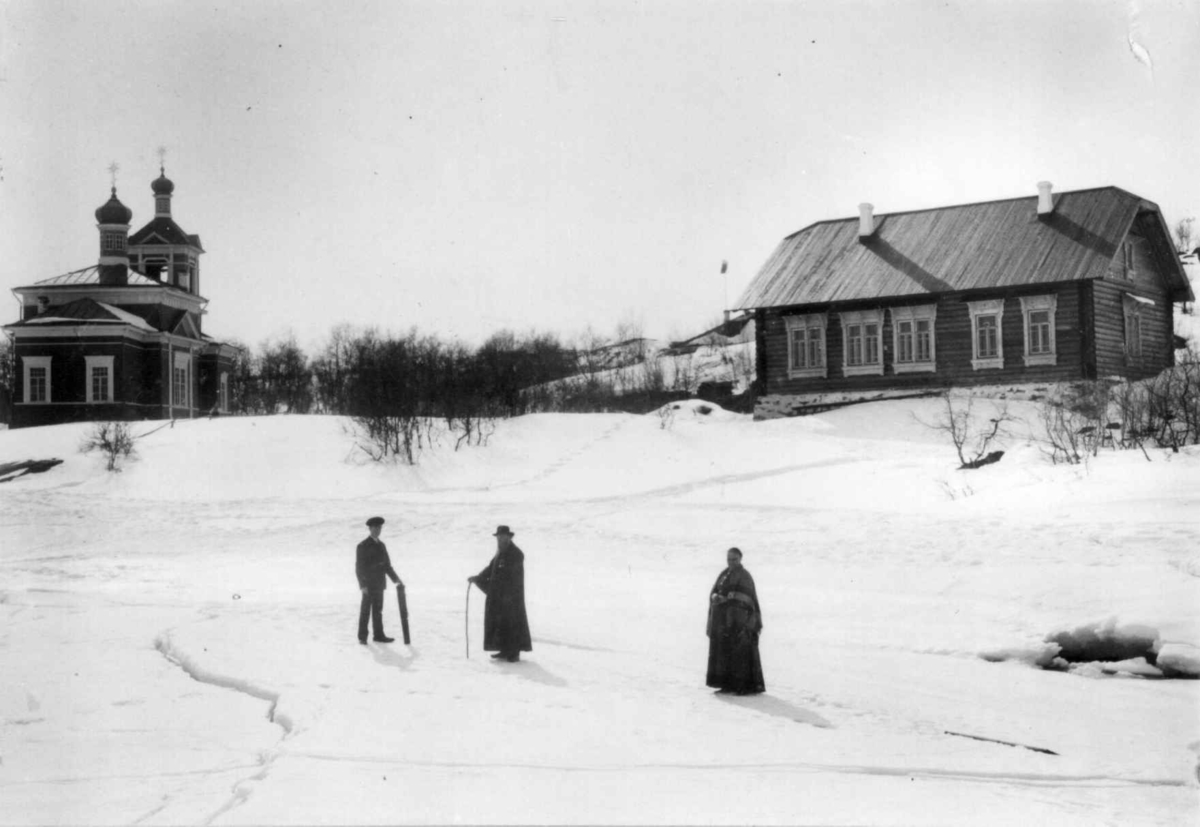 Ellisif Rannveig Wessel, Boris Gleb kirke, Russland. Huset ved siden av er merket "Hotellet", i forgrunnen står tre personer, muligens representanter fra den russisk-ortodokse kirke, ca. 1900.