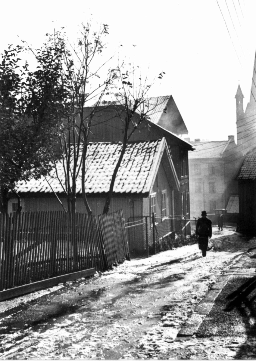 Anders Beer Wilse, Enerhaugen, Oslo 1935. Person spaserer i gata, vinterbilde.