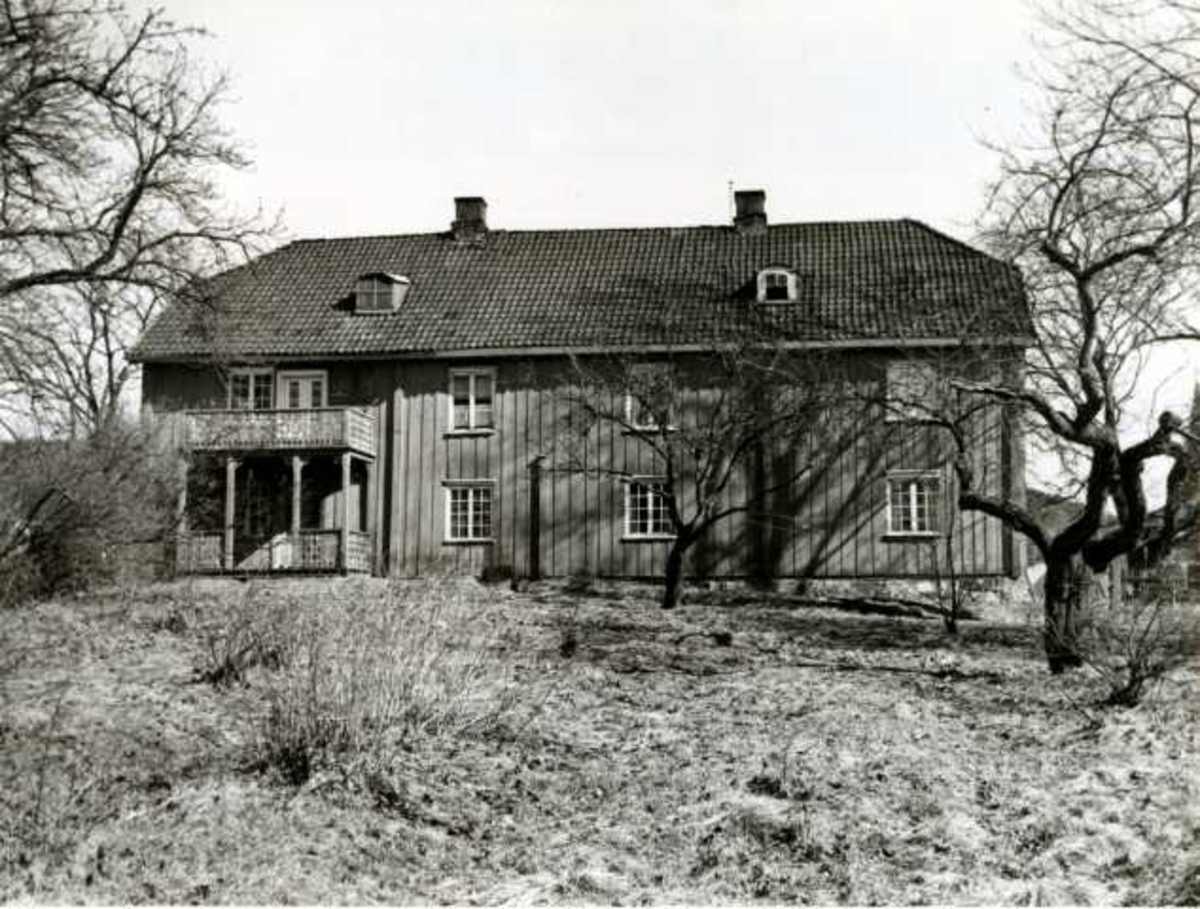 Anders Beer Wilse, Kjelsås, Oslo, 1939. Hovedbygning i tre sett fra hagen.