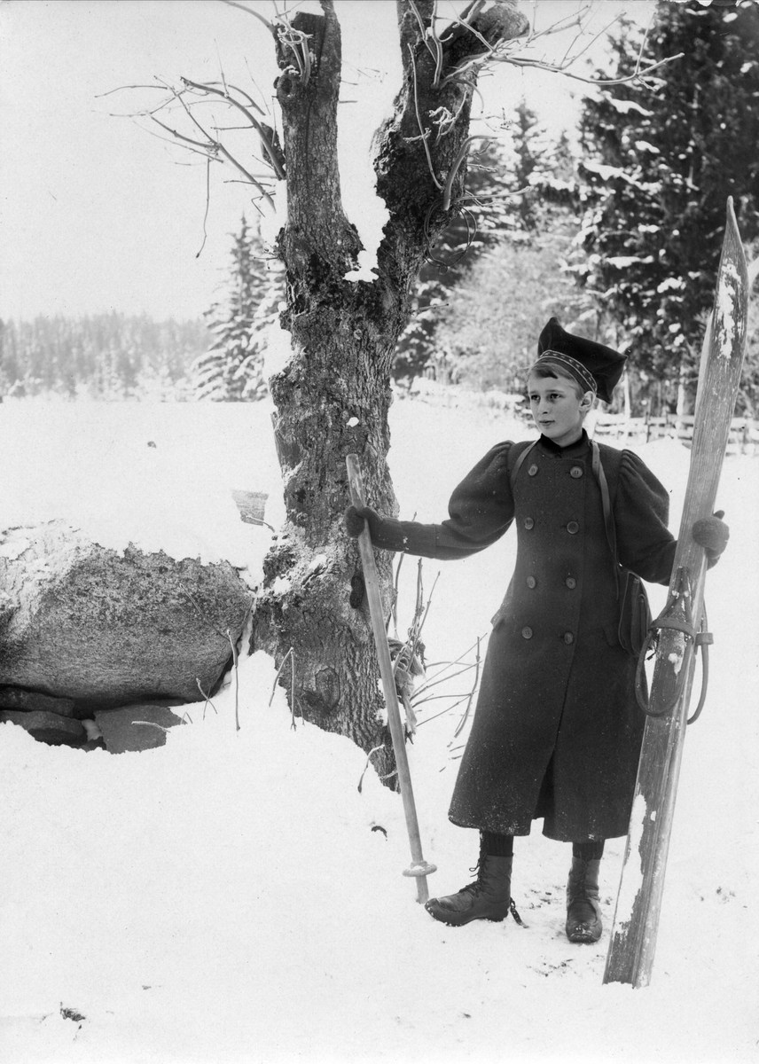 Robert Collett, Kvinne med skipar i vinterlandskap, ukjent sted. Serie tatt av Robert Collett (1842-1913), amatørfotograf og professor i zoologi.