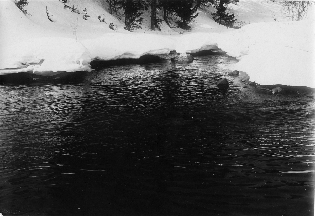 Robert Collett, Landskap, elveparti vinter, ukjent sted. Serie tatt av Robert Collett (1842-1913), amatørfotograf og professor i zoologi.