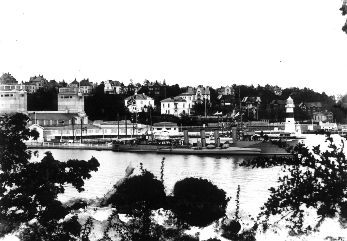 Hermann Christian Neupert, Jubileumsutstillingen på Frogner, Oslo, 1914. Den maritime avdelingen på Skarpsno med paviljonger og båter. I forgrunnen Oslofjorden. I bakgrunnen bybebyggelse
