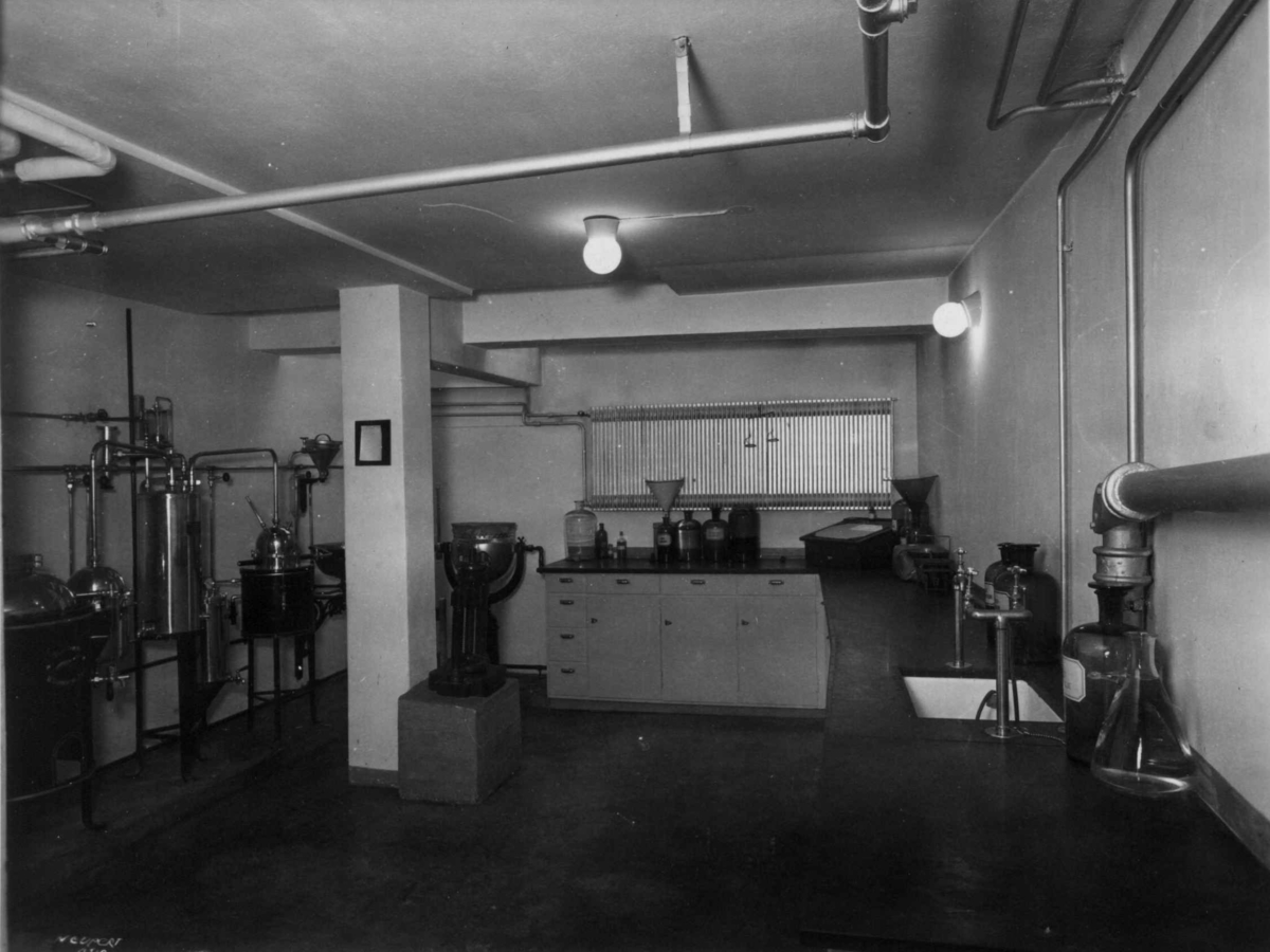 Hermann Christian Neupert, Rådhusapoteket, Oslo 1937. Laboratorium. Laboratorieutstyr. Benk med skuffer.