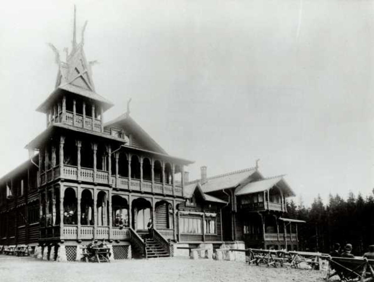 Axel Lindahl, Holmenkollen hotell, Oslo før 1887. Stor trebygninging med tårn sett fra gårdsplassen.