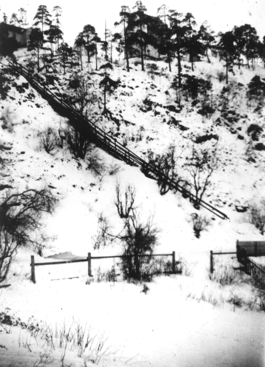 Nanna Broch, Bakkeskråning med trapp, ant. Oslo. Fra boliginspektør Nanna Brochs boligundersøkelser i Oslo 1920-årene.