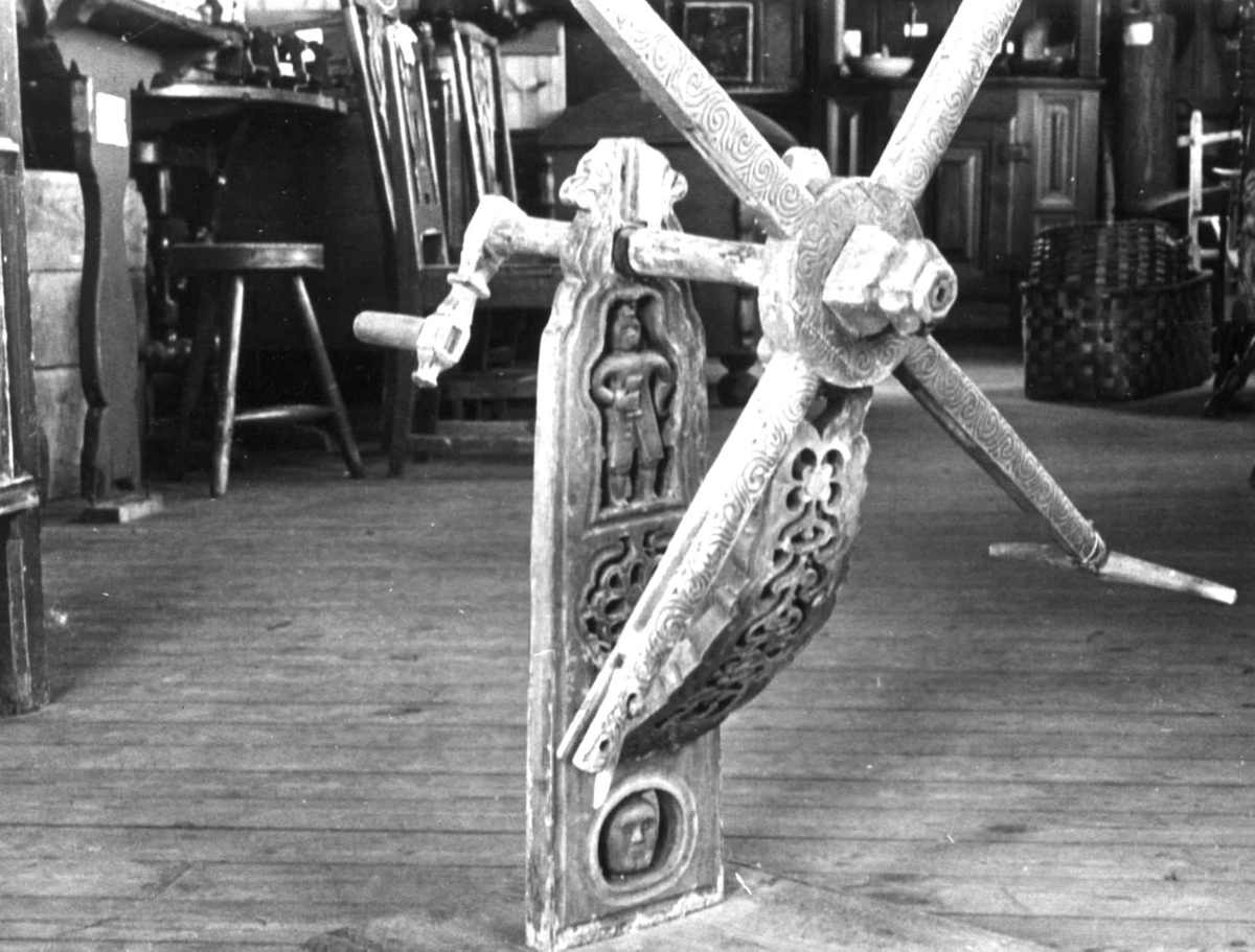 Anna Grostøl, Hespetre, rikt utskåret. Rørosbygdene, Røros, Sør-Trøndelag 1938.