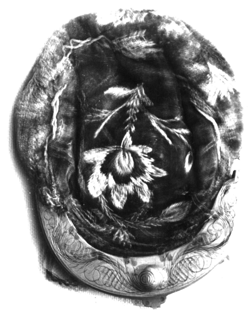 Anna Grostøl, Pung av blå føyel med silkebroderier. Rørosbygdene, Røros, Sør-Trøndelag 1939.