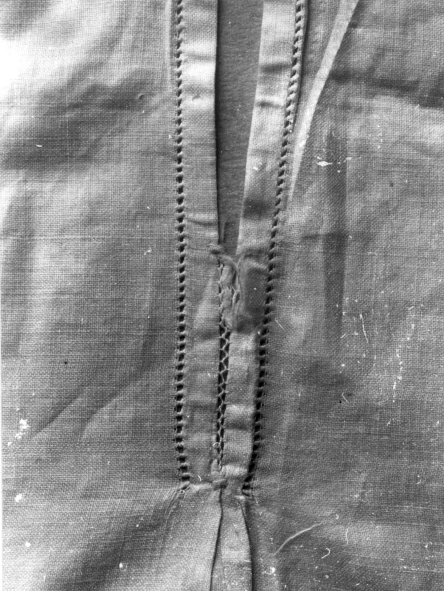 Anna Grostøl, Detalj av brudeskjorte. Bjelland, Marnardal, Vest-Agder 1940.