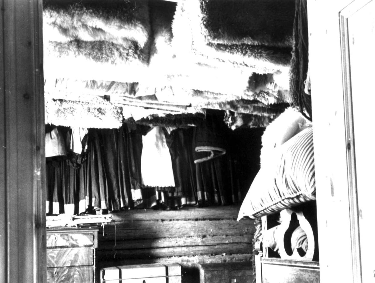 Anna Grostøl, Klesloftet i hovedbygningen på Brynhildsvold gård. Brekken, Røros, Sør-Trøndelag 1938.