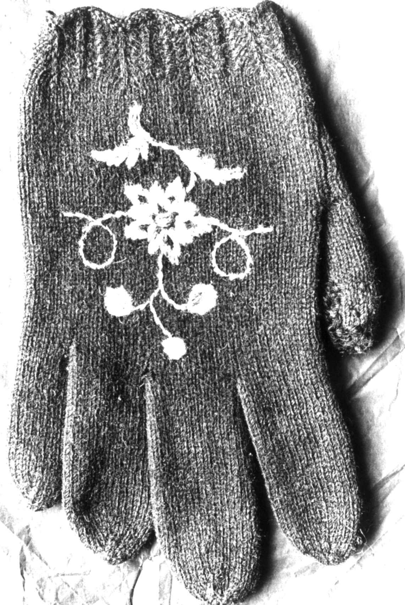Anna Grostøl, Strikket fingervott med brodert blomst. Rørosbygdene, Røros, Sør-Trøndelag.