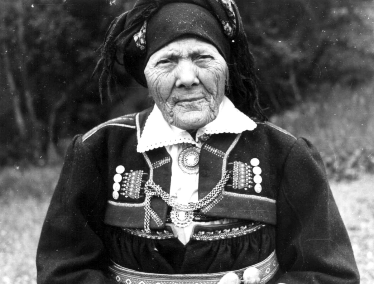 Anna Grostøl, Valle 1939. Portrett av Fru Ingeborg Ånonsda. Harstad.