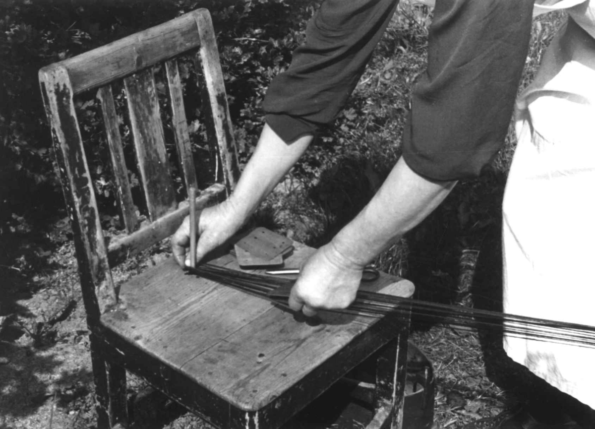 Anna Grostøl, Bø, Telemark 1940. Brikkeveving. Anne Kåsine vever hårbånd.
