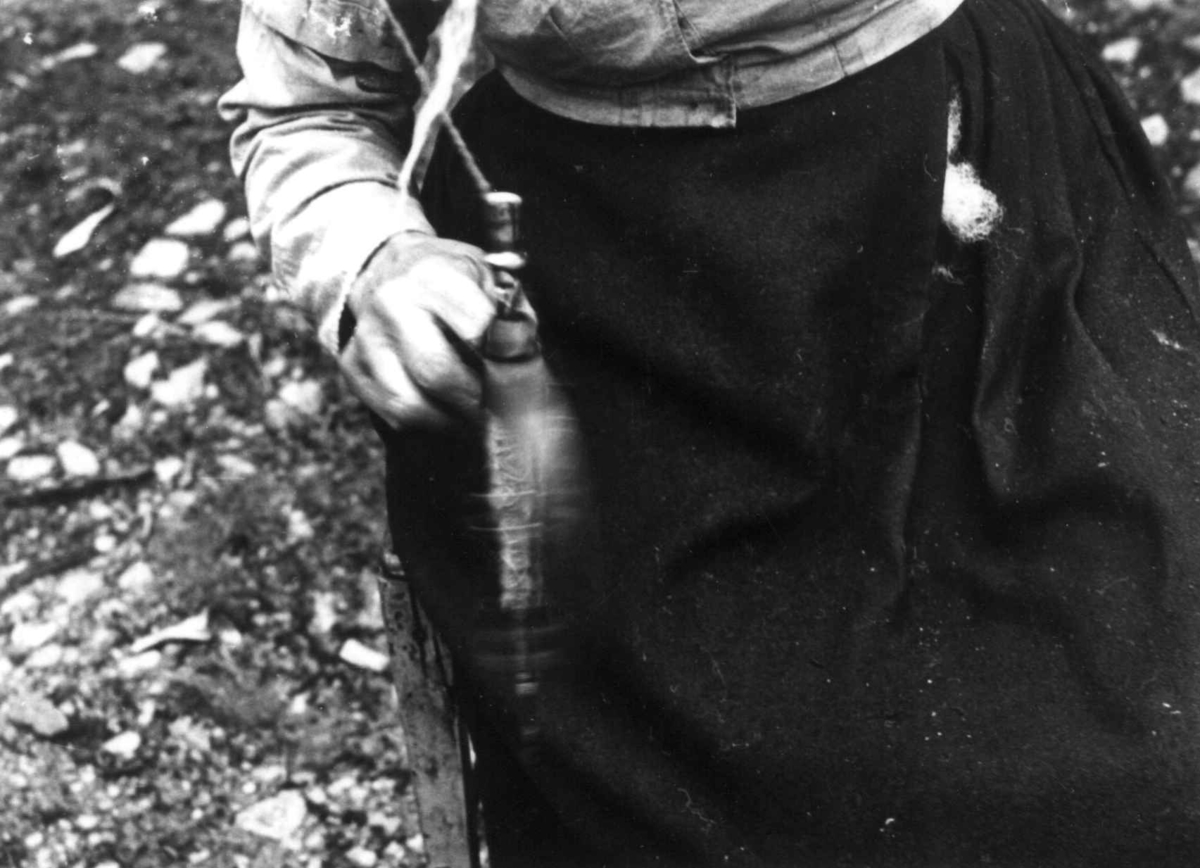 Anna Grostøl, Vinje, Rauland, Telemark 1939. Gro Vå spinner på håndtein.