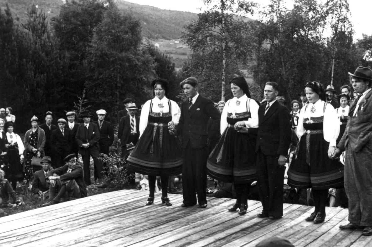 Anna Grostøl, Valle Setesdal, Aust-Agder 1939. Bondestevne. Forberedelse til dansing av gangar.