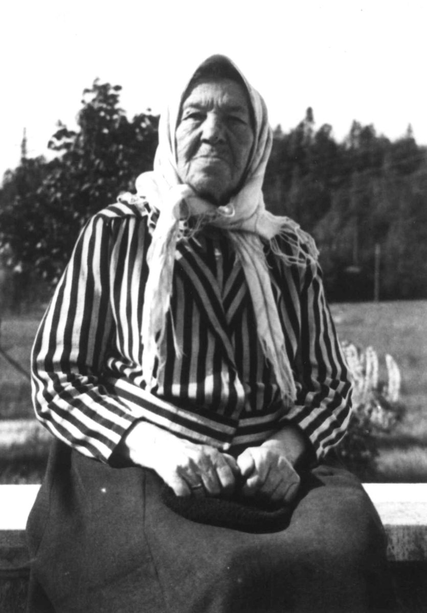 Anna Grostøl, Portrett av en ukjent kvinne som sitter på en benk. Ukjent sted 1936.
