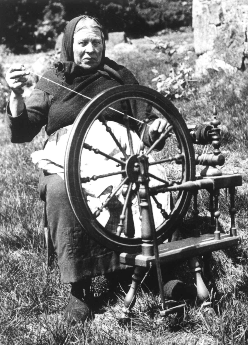 Anna Grostøl, Fru Elene Egeland sitter ved rokken og spinner. Farsund 1936.