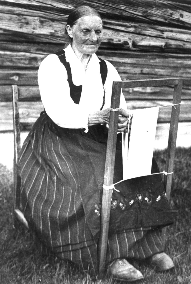 Anna Grostøl, Antagelig Lesja, Oppland 1934. Kvinne i arbeid ved sprangramme.