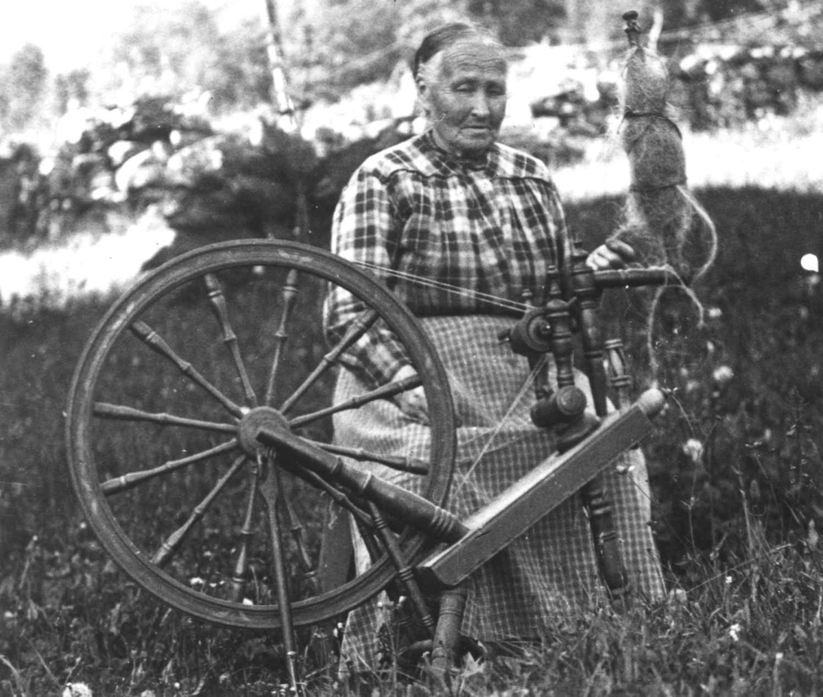 Anna Grostøl, Randi Stenboeng spinner kutagl fra rokkehode til loddegarn. Oppdal, Sør-Trøndelag 1934.