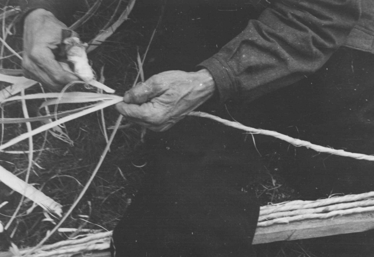 Anna Grostøl, Gunder Tarjeisen Torsland lager bastetau. Åseral 1943.