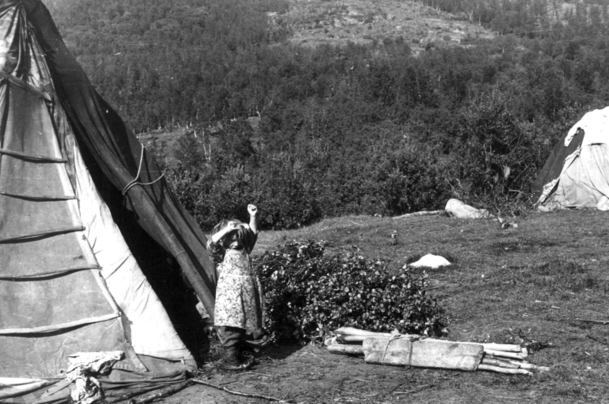 Anna Grostøl, Sameleir. Et barn utenfor teltåpningen.