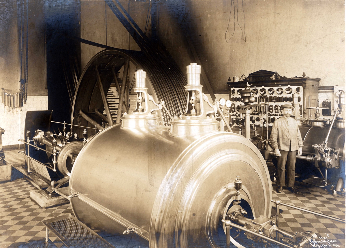 Anders Beer Wilse, Fortex A/S. Christiania Seildugsfabrik, Oslo. Mann i fabrikkhall med maskiner.