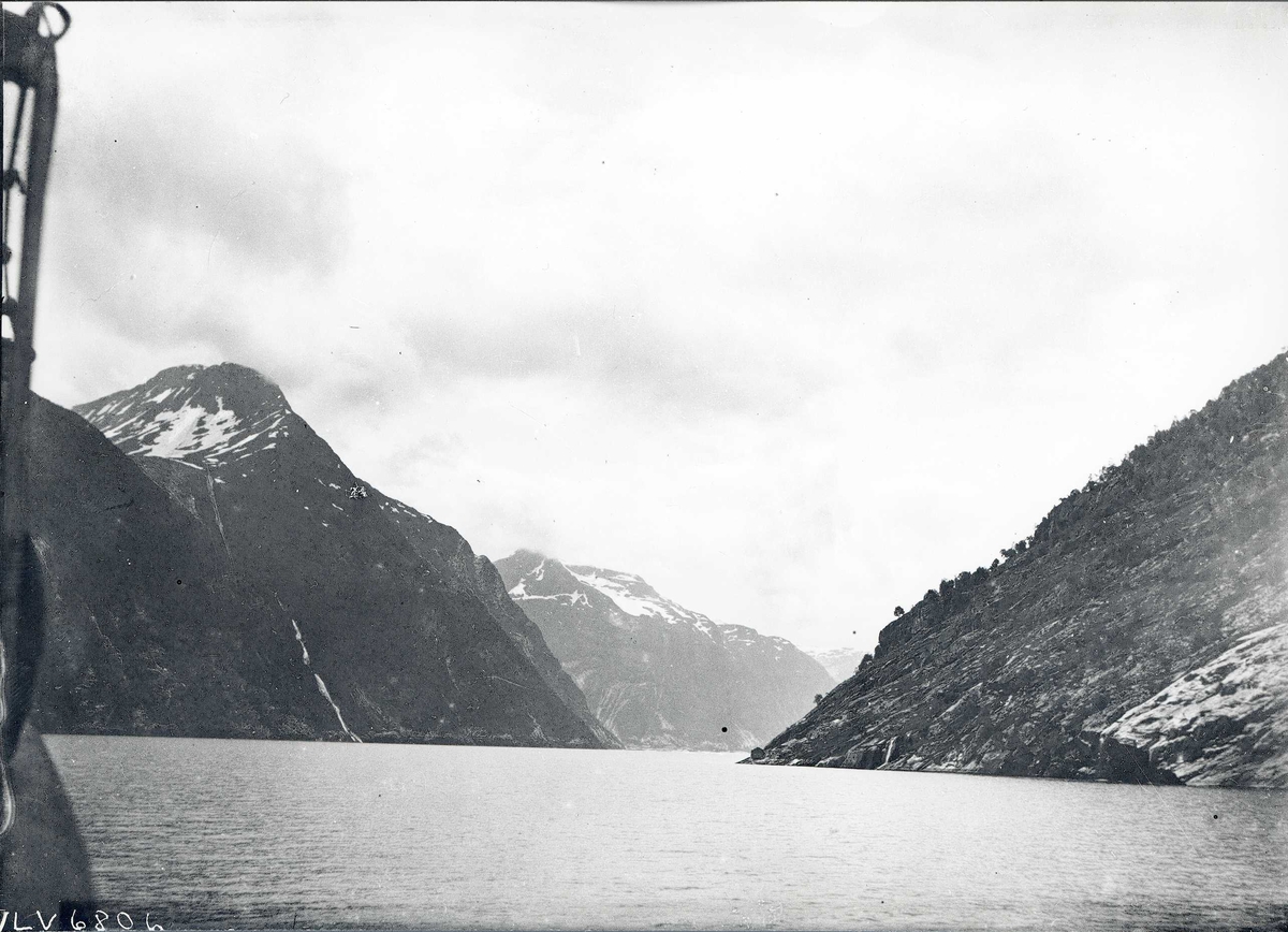 Tom Kent, Fjordlandskap med snøtoppede fjell og elv i fjellsiden.