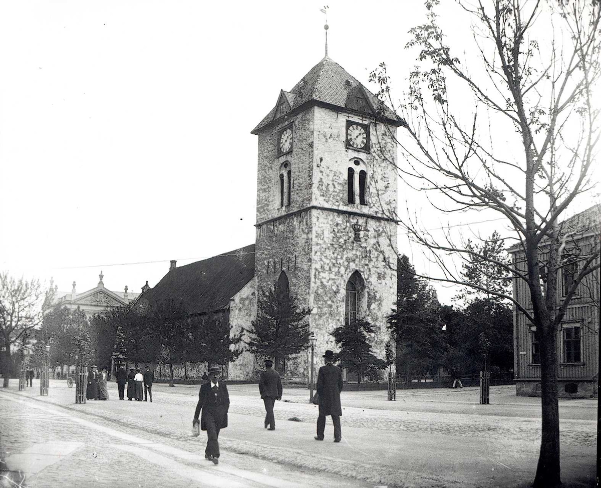 Tom Kent, Kirke i Trondheim ved gate med allé. Mennesker spaserer. (Vår Frue kirke (Mariakirken) )