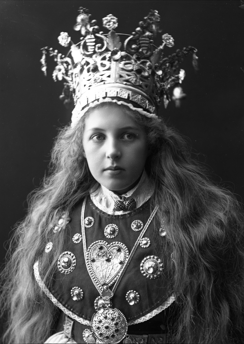 Solveig Lund, Studiofotografi av kvinne med brudedrakt og brudekrone fra Sogn. Utslått hår. Brystutsnitt.Vendt mot venstre. Ser ut mot høyre.