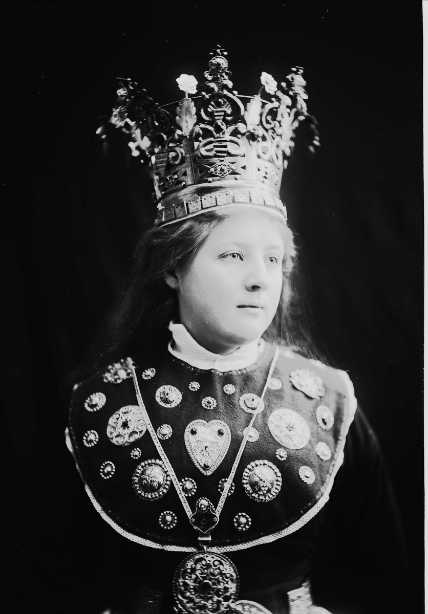 Solveig Lund, Studiofotografi av kvinne med brudedrakt og brudekrone fra Sogn. Utslått hår. Brystutsnitt. Frontalt vendt. Ser ut mot høyre.
