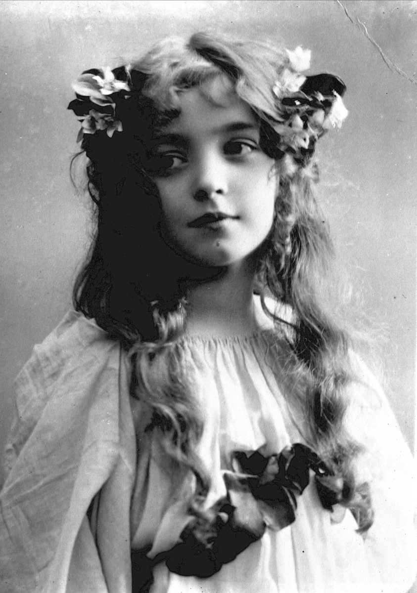 Solveig Lund, Jente med kjole og blomster i håret.