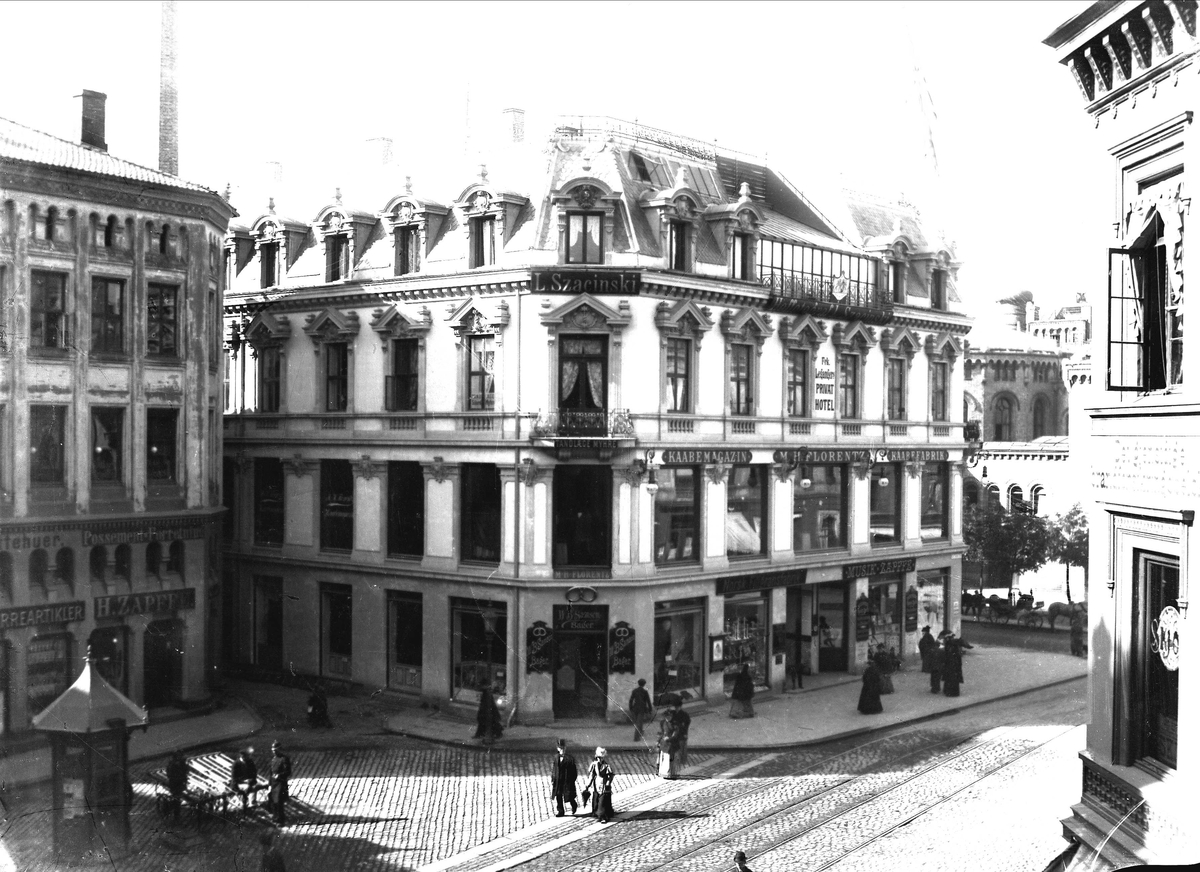 Solveig Lund, Fotograf L.Szacinskis studio i Karl Johans gade 20, Oslo. Kjennetegnet på eksteriøret ved glassoverbygningen.