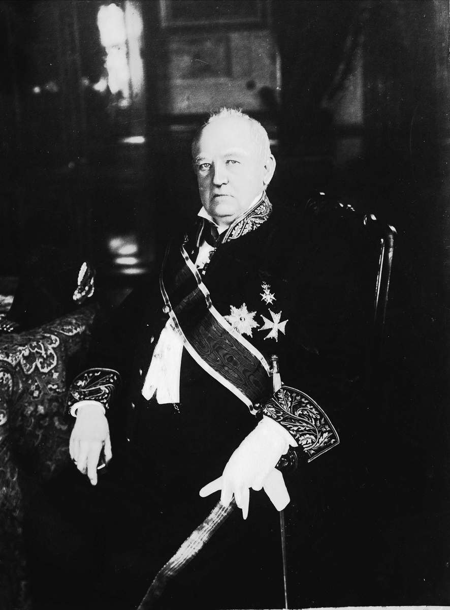 Solveig Lund, Portrett, Carl Johan Michelet i uniform som amtmann.