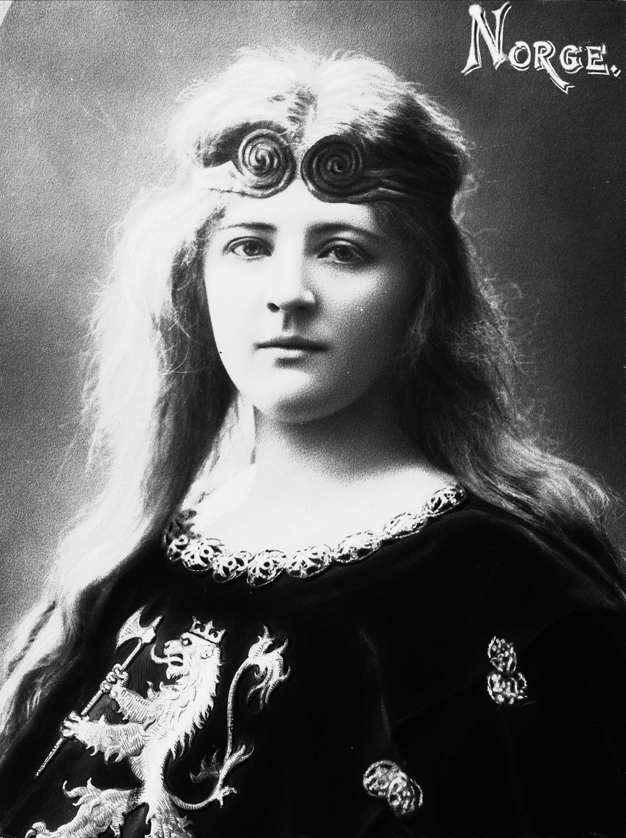 Solveig Lund, Brystportrett av kvinne i drakt med riksvåpen og hårsmykke.